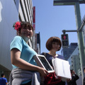 右は今回購入した日本モデル、左はアメリカで購入したものという女子二人組