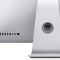 iMacの背面には、ポートのほかに目立つものがなく、シンプルなデザイン