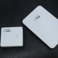 ワイヤレス充電器「ワイヤレスチャージャー 01」（写真右）と持ち運びが可能な「ポケットチャージャー02」（写真左）。