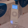 　モバイルキャストは、iPodとイヤホンをワイヤレス化する製品「iPod Bluetooth Transmitter」を発表した。Dockコネクタを搭載する3世代目〜5世代目のiPod、iPod nano、iPod miniに対応する。