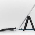 「ロジクール タブレットキーボード For iPad」（型番：TK600）とスタンドにiPadを設置した側面イメージ（iPadは別売）