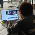 撮影現場に、PowerBook G4やAvidのノンリニア編集機を持ち込んで、仕上げのイメージをその場で確認している