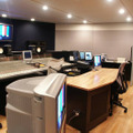 国内最先端の設備を誇るミキシングスタジオ。音声だけでなく映像編集も可能