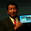 GALAXY TAB 10.1 LTEを紹介するNTTドコモの山田隆持社長