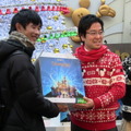 日本MSの樋口社長から賞品が手渡された。