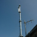 YRPセンター1番館の屋上で撮影した基地局の全景。ここから実験電波を飛ばす