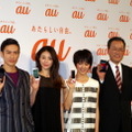 左からCMキャラクターの伊勢谷友介さん、井川遥さん、剛力彩芽さん、田中社長