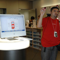 店内では、スタッフが本日入荷したばかりの新製品「iPod nano （PRODUCT） RED Special Edition」を紹介していた