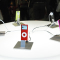 入り口の正面に、赤いiPod nanoを展示