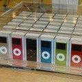 iPod nanoのカラーバリエーション。左から、シルバー、ピンク、ブラック、ブルー、グリーンと、本日発売したレッドの計6色
