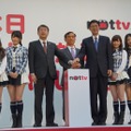 写真左から、AKB48の中塚智美さん、横山由依さん、永松則行社長（ジャパンモバイルキャスティング）、mmbiの二木治成社長と小牧次郎常務取締役、AKB48の片山陽加さん、北原里英さん
