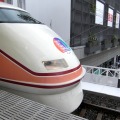 東武線の浅草行き上り特急は、3月のダイヤ改正から全列車がとうきょうスカイツリー駅（旧業平橋駅）に停車。下りは一部停車。車両にもデコレーションが施される（5月22日、東京スカイツリー開業初日）。