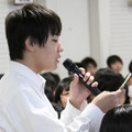 トークセッションで村上氏に質問する生徒