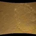 キュリオシティ、火星表面まで約20メートル。地表のほこりがロケット噴射によって丸く巻き上げられている。