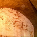 赤いレンガが一部露出する旧万世橋駅高架橋内部