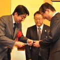 安倍首相と豊田章男自工会会長（中央）、日産自動車志賀俊之COO（右）
