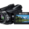 　ソニーは29日、デジタルビデオカメラ「ハンディカム」シリーズの新モデルを発表。世界最小・最軽量を実現した「HDR-CX7」と、大容量HDDを内蔵する「HDR-SR8」「HDR-SR7」の全3モデル。HDR-CX7は7月10日発売。HDR-SR8とHDR-SR7は6月20日発売。