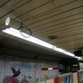 丸ノ内線東京駅のホームでは、トンネルに向けて電波を発射するアンテナが4本、ホームに向けて発射するものが1本、3カ所の天井裏に埋め込まれたアンテナで、サービスをカバーする
