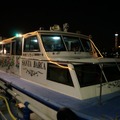 交通船「サンタバルカ」で巡る工場夜景探検ツアー、定員25名のうち女性の参加者も多かった