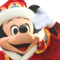 クリスマスらしい赤い衣裳を着たミッキー・マウス