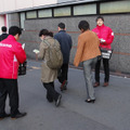 ドコモの150Mbps高速エリアサービスが新宿駅でスタート。告知を封入したサンプリング配布が実施された