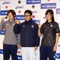 左からアイスホッケー選手の久保英恵、スピードスケート選手の加藤条治、アイスホッケー選手の鈴木世奈