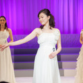 3次審査ではバラをモチーフとした白いドレスを着用