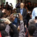 「Bill Gates at Microsoft's “Meet the CEO”」での一幕。左より、ゲイツ氏、ナデラ氏、バルマー氏