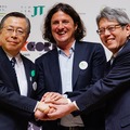 ガッチリと握手する3人。左から佐藤雄平・福島県知事、スティーブン・グリーンRockCorps（ロックコープス）CEO、宮崎秀樹・JT取締役副社長。
