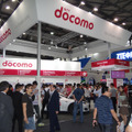 大勢の来場者で賑わうMobile Asia Expoのドコモブース