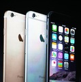 iPhone 6について説明するアップルの世界マーケティング担当上級副社長のフィル・シラー　(c) Getty Images