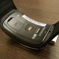 Gear S単体に3G通信機能を備え、端末背面にSIMカードを挿入することで携帯電話としても活用できる
