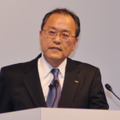 KDDI 代表取締役社長の田中孝司氏がプレゼンテーションを行った