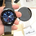 KDDI、丸型画面スマートウォッチ「LG G Watch R」を12月に国内発売