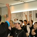 　アメリカから遅れること約半年。ようやく日本でもポータブルHDDプレイヤー「iPod mini」の販売が開始された。アップルコンピュータの直販店「Apple Store, Ginza」では、午前10時からの発売を待つ約1,500人が列をなした。