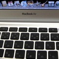 MacBook Airのロゴ。「Air」の文字だけが細いのは薄さのこだわりの表れか
