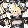 【フォトレポート】菊地亜美がコスプレで動作拡大スーツを操縦！