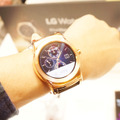 スタイリッシュなデザインを追求した「LG Watch Urbane」のゴールドモデル