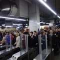 MWCの参加者で混雑する地下鉄構内
