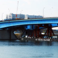 首都高10号晴海線（晴海出入口～豊洲出入口）台船リフトアップ架設工法を用いた日本最大規模の橋桁架設現場のようす（4月22日、7～9時）