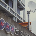 NHK放送技術研究所に設置されたパラボラアンテナ。これで放送衛星からの8K映像の電波を受信
