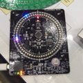 来場者が製作したLED電子時計。魔法の大鍋が、一昨年のイベントで販売したもの。円周上のLEDが一秒ごとに点灯しながら移動する