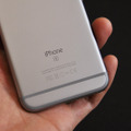 iPhone 6sはバックパネルに「s」の文字がプリントされている