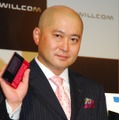WILLCOM 03を手にする代表取締役社長の喜久川政樹氏