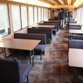 オープンダイニングの2号車。大型テーブル付きの2人席と4人席が設けられた。天井は柿渋和紙が使われている。