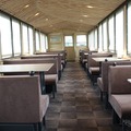 4号車も2号車と同じオープンダイニングで大型テーブル付きの4人席と2人席が設けられているが、天井に西川材が使われているなどデザインが異なる。