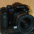 　コニカミノルタは、ボディ内蔵CCDシフト方式の手ブレ補正機構「Anti-Shake」を搭載した、有効610万画素デジタル一眼レフカメラ「α-7 DIGITAL」を11月中旬に発売する。