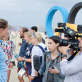 リオデジャネイロ市内のコパカバーナ海岸でインタビューを受ける選手（2016年8月3日）