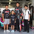 （右から）片山右京監督、谷口信輝選手、片岡龍也選手とともに、マシンの前で記念撮影におさまる松本さん。