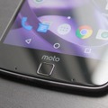 Moto Zは最薄部5.2mmの極薄ボディが特徴のハイスペック端末。約5.5インチのQHD有機ELディスプレイを搭載、ホームボタンには指紋リーダーを搭載。価格は91,810円